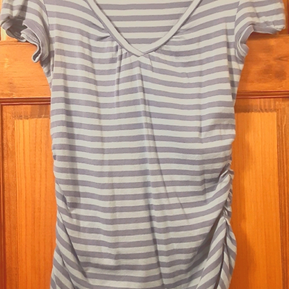 A PEA IN THE POD MATERNITY V-NECK SIDE RUCHED TEE